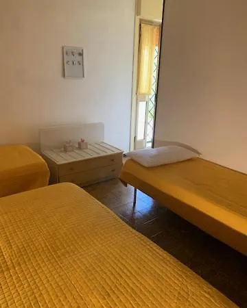 Di Monica Foscolo *