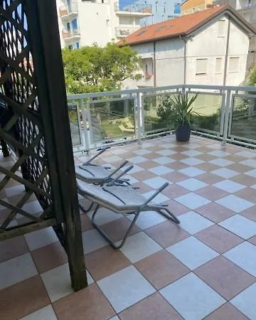 Di Monica Foscolo *